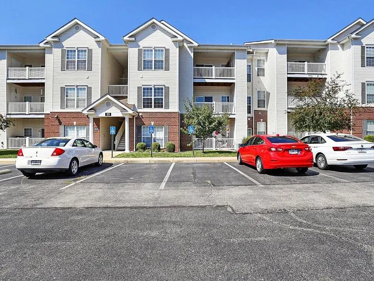 25 Kassebaum Ln, APT 202, Saint Louis, MO 63129