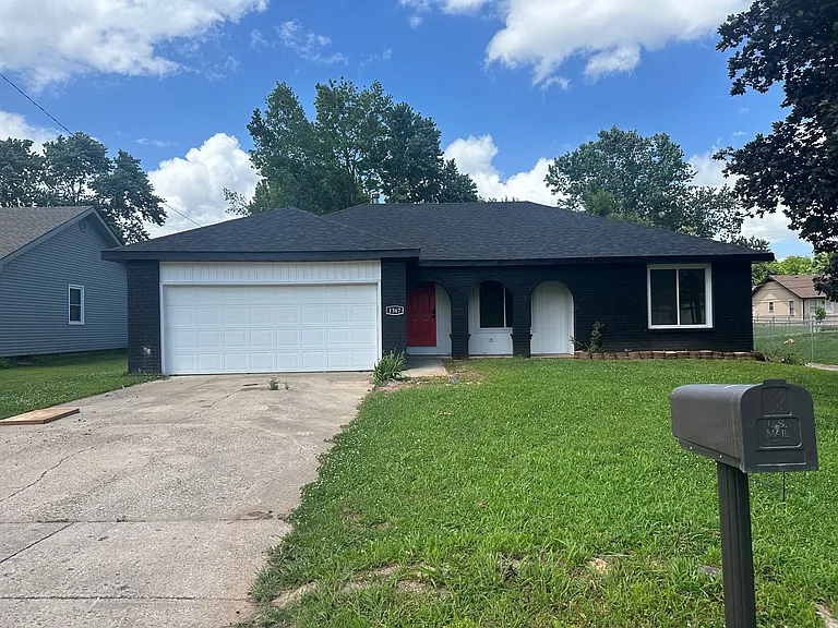1367 E Woodgate St, Springfield, MO 65804