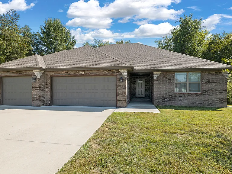662 S Long Dr, Springfield, MO 65802