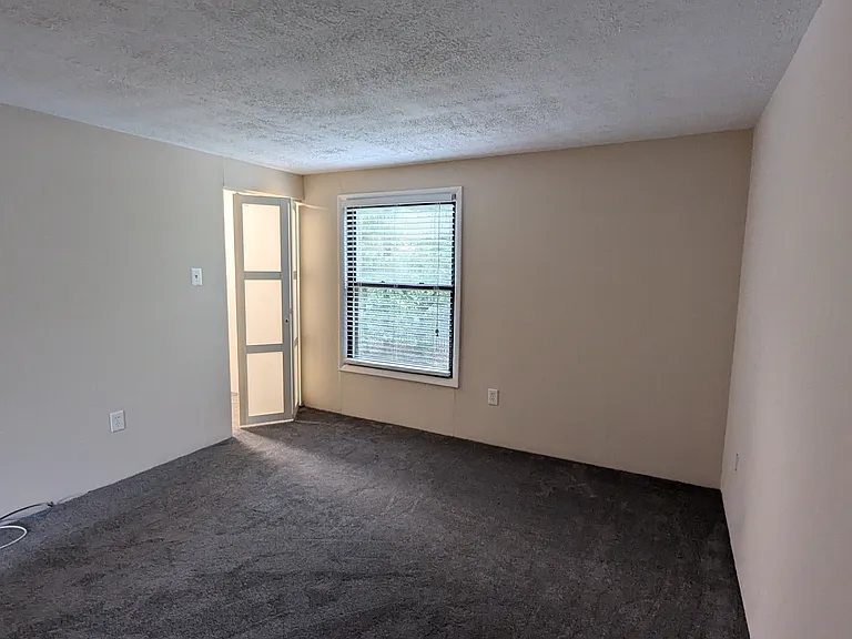 Charming Single-Family Home in Desirable Hickory Ridge