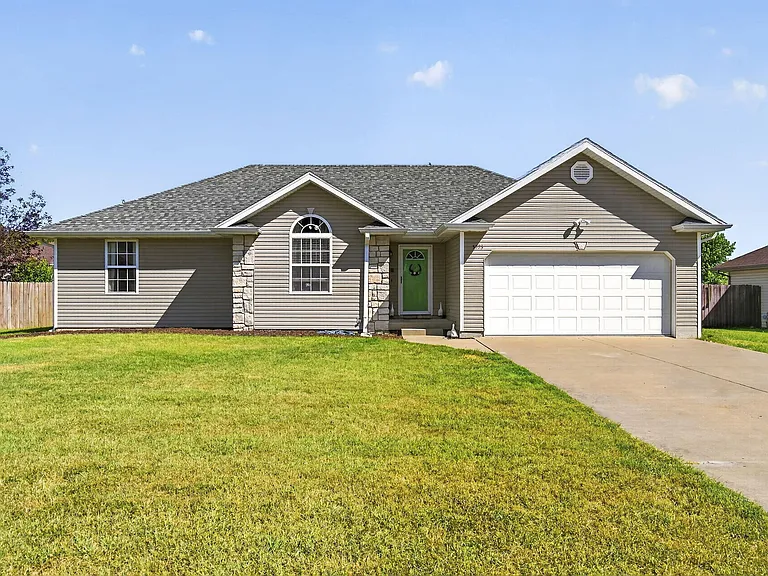 5593 W Lombard Street, Springfield, MO 65802