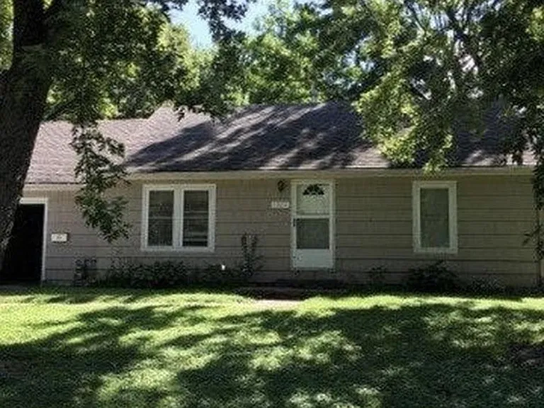 10611 Corrington Ave, Kansas City, MO 64134