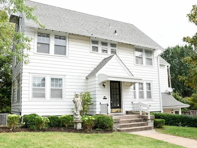 200 E 51st Ter, Kansas City, MO 64112