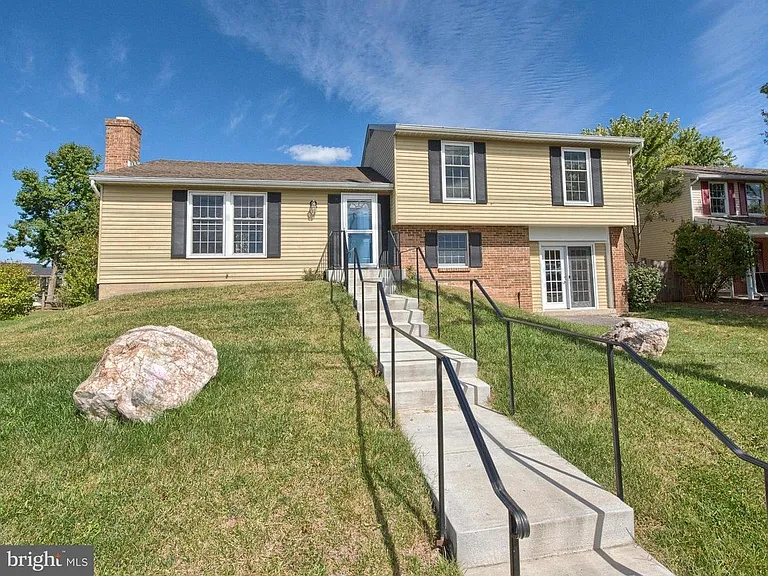 SPACIOUS SINGLE-FAMILY HOME W/ CONVERTED GARAGE REC ROOM, BASEMENT, OFFICE & DECK