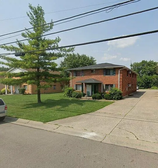 Spacious and well-maintained apartment featuring modern amenities including a refrigerator, oven, and washer/dryer hookups.