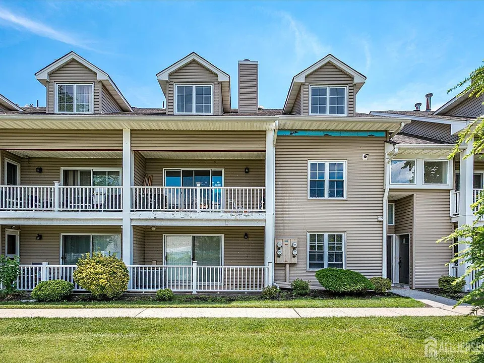 906 Montague Ave, Iselin, NJ 08830