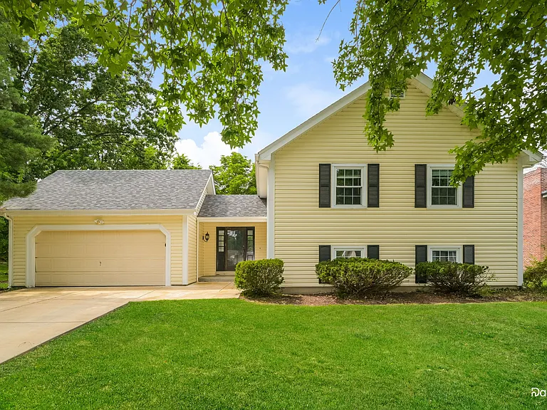 15027 Isleview Dr, Chesterfield, MO 63017