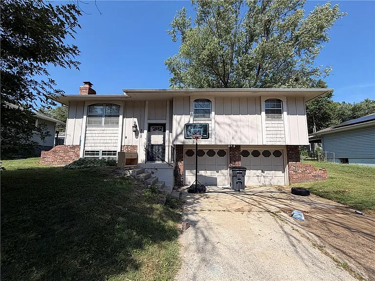 317 SW Sandstone Dr, Blue Springs, MO 64014